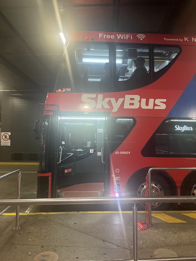 メルボルン空港のSkyBus(赤い2階建てバス)