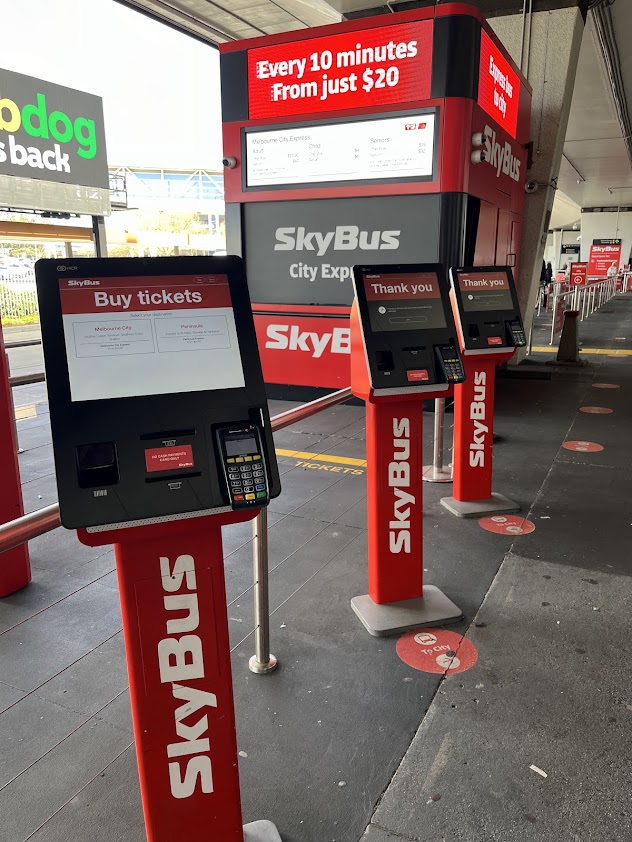 SkyBusの赤いタッチ式券売機（e-kiosk）